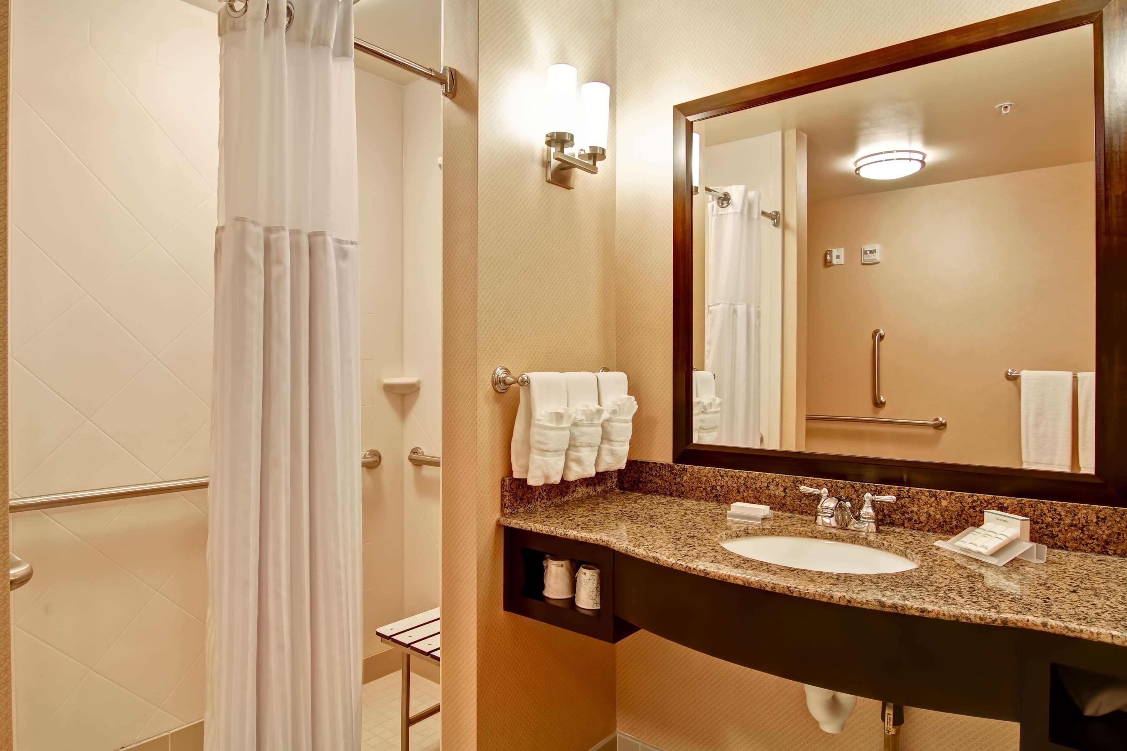 Hilton Garden Inn Woodbridge Esterno foto