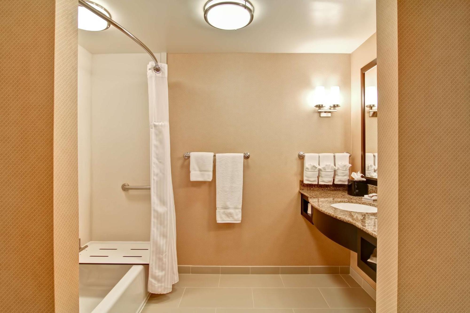 Hilton Garden Inn Woodbridge Esterno foto