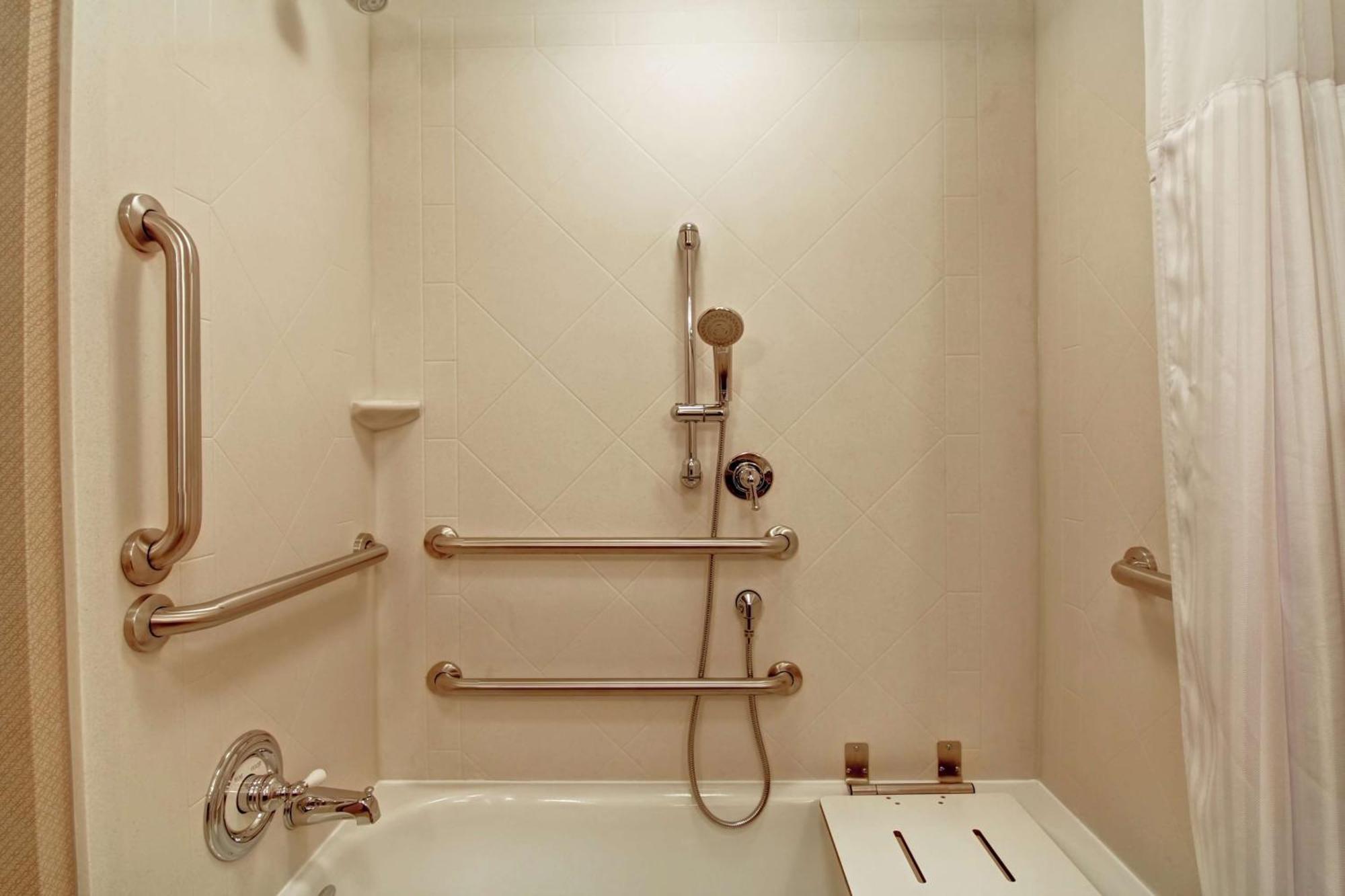 Hilton Garden Inn Woodbridge Esterno foto
