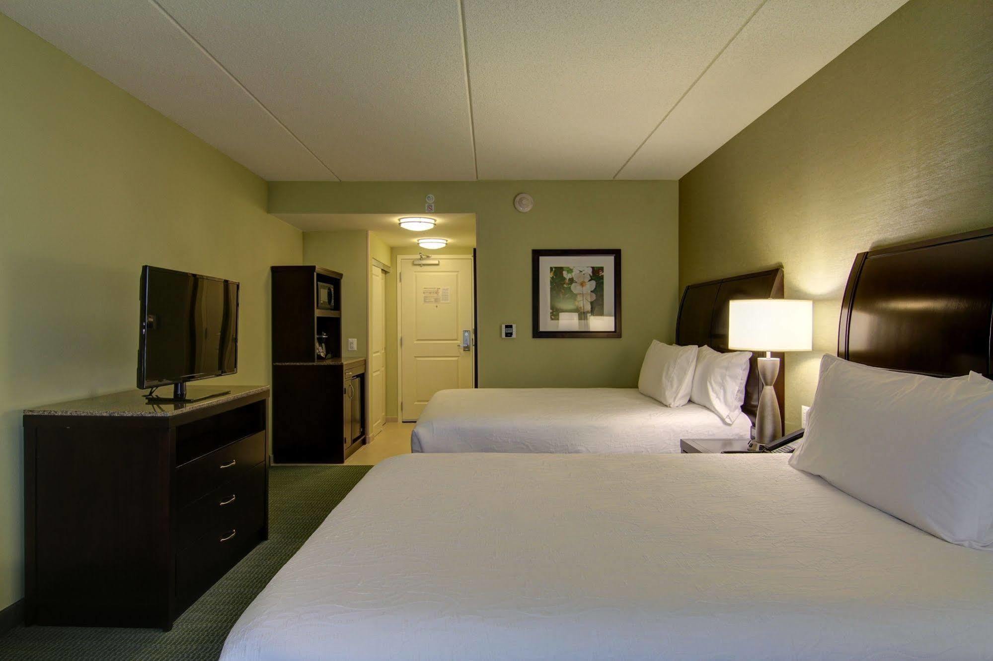 Hilton Garden Inn Woodbridge Esterno foto
