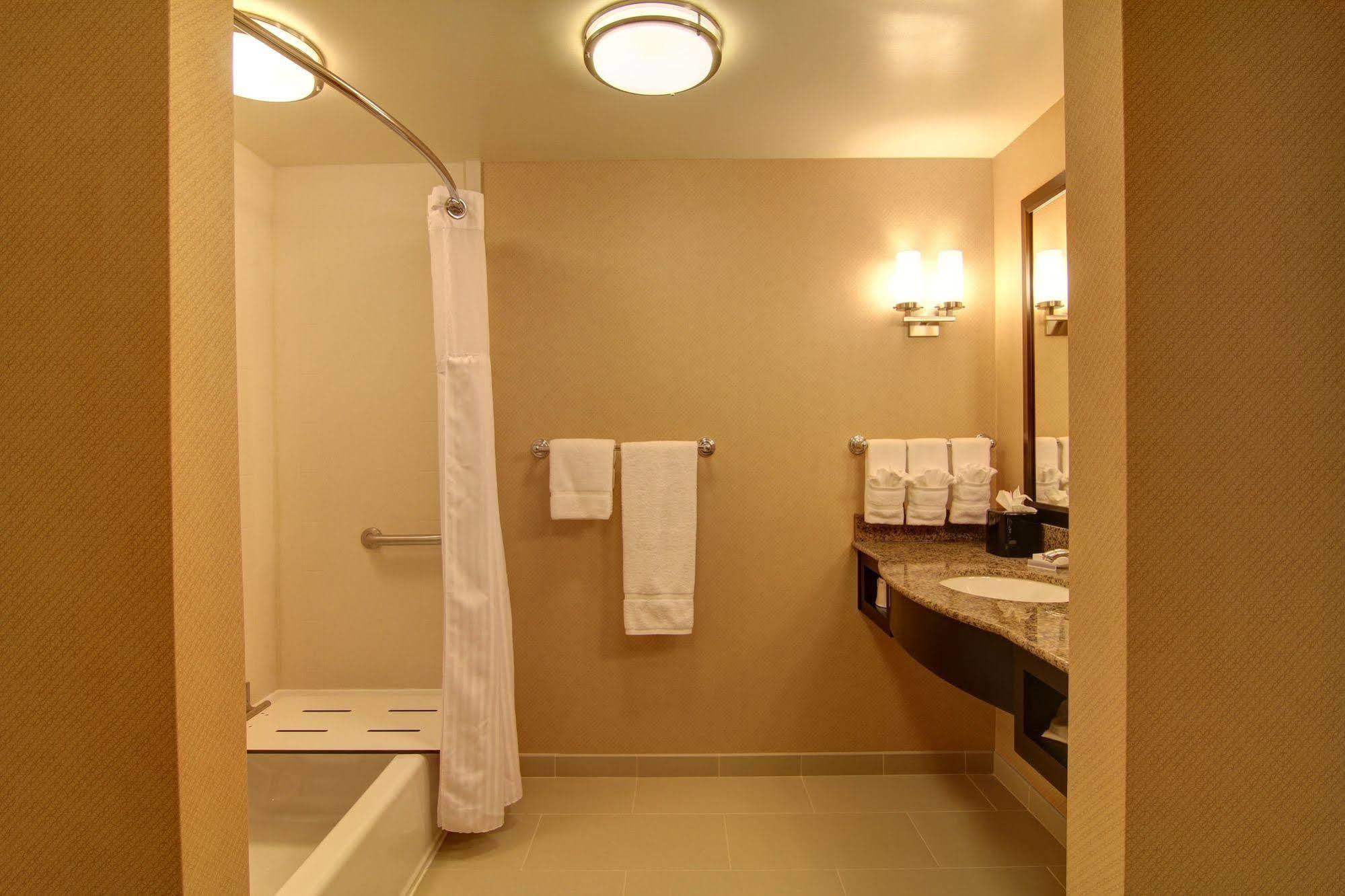 Hilton Garden Inn Woodbridge Esterno foto