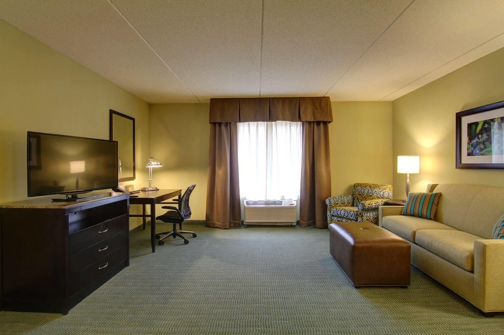 Hilton Garden Inn Woodbridge Esterno foto