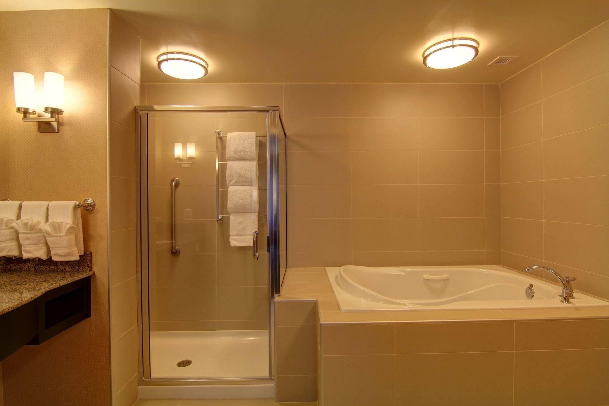 Hilton Garden Inn Woodbridge Esterno foto