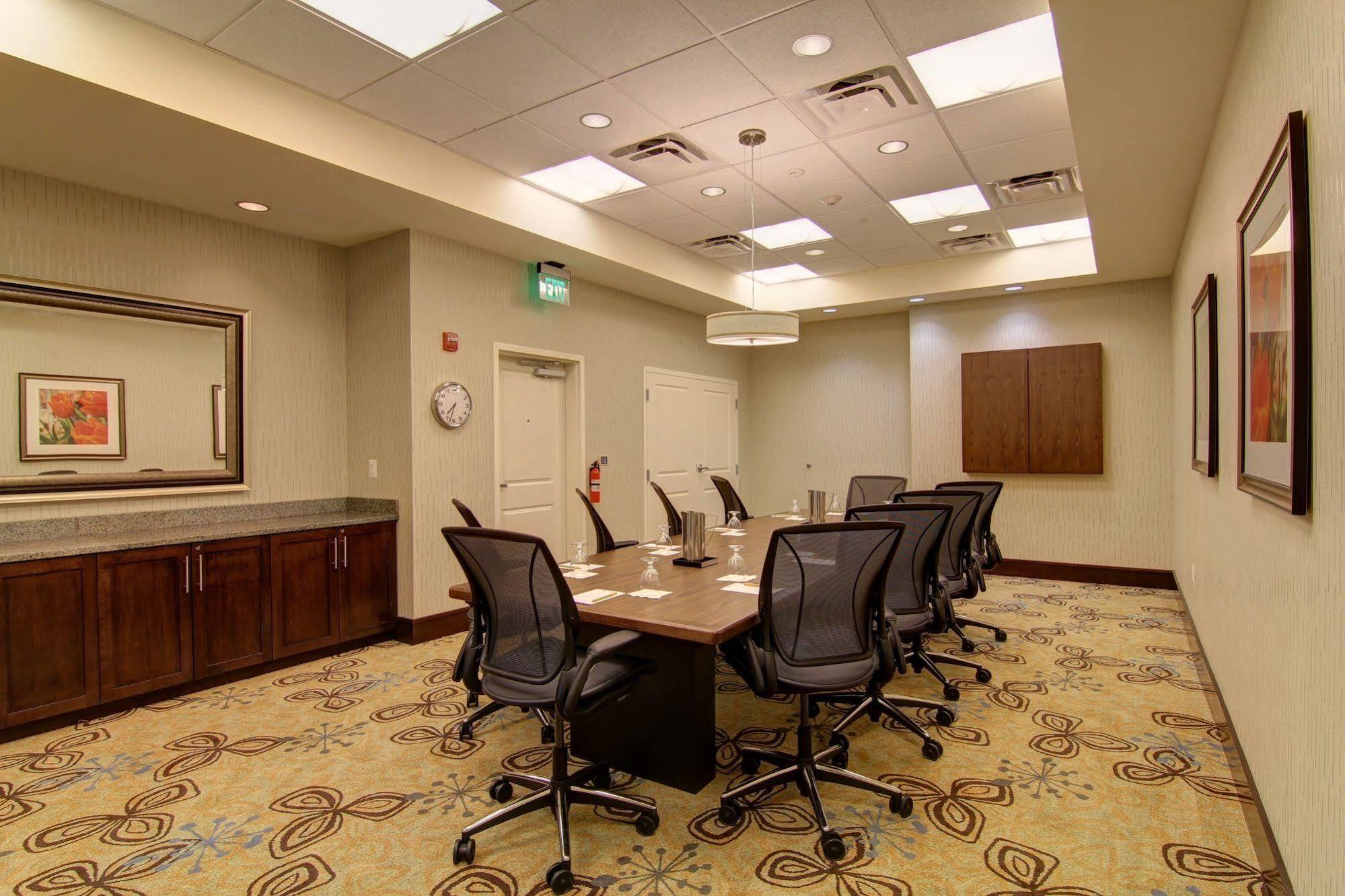 Hilton Garden Inn Woodbridge Esterno foto