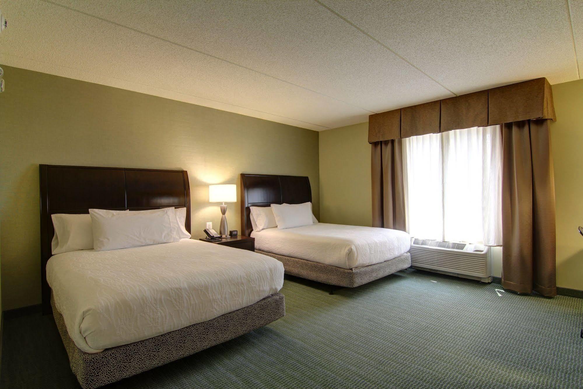 Hilton Garden Inn Woodbridge Esterno foto